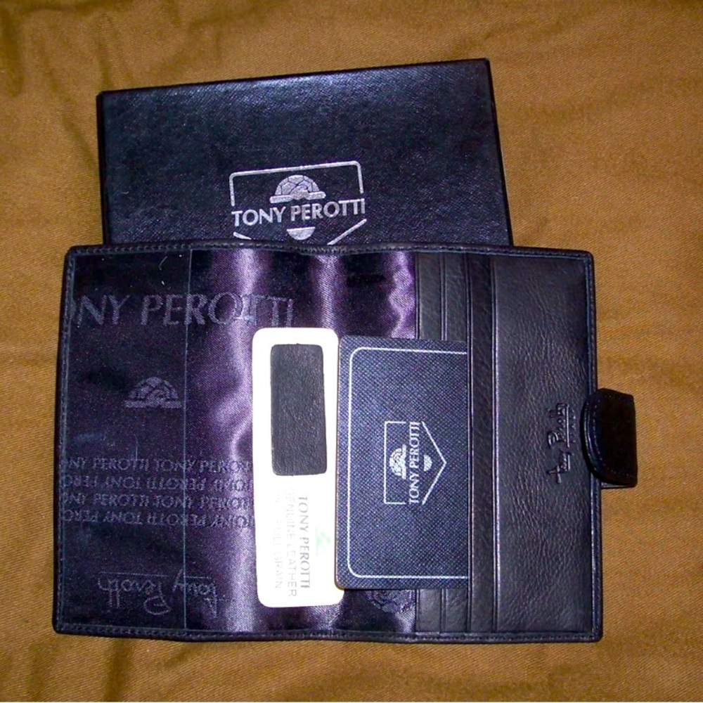 Authentic 100% softest leather brand new Italian designer Tony Perotti wallet
